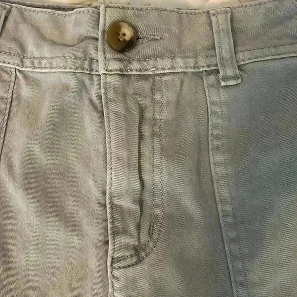 C&C California Cuffed Women’s Shorts.  Light Gray.  Size 8. - Picture 6 of 7